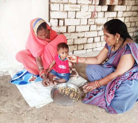 कुपोषित बच्चों को दिया जा रहा भोजन व नाश्ता