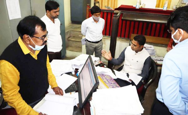 एक प्रकरण की 8 बार सुनवाई के बाद भी निराकरण नहीं  कलेक्टर ने लगाई फटकार