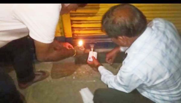 अवैध रूप से खाद परिवहन करते 2 वाहन जब्त, दुकान सील