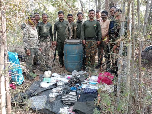 नक्सल डंप में मिले आधा दर्जन कुकर बम