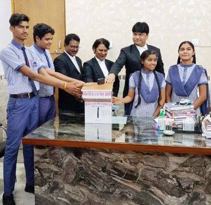 नांदगांव जिला न्यायालय को भेंट की आटोमैटिक सेनेटाइजर मशीन
