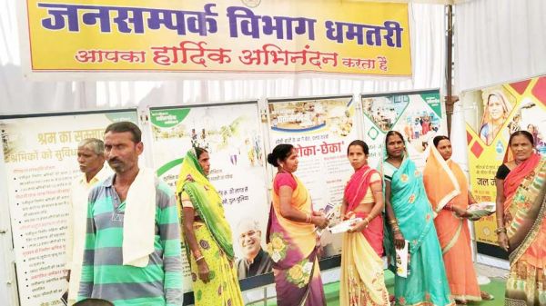 बच्चों ने देखी शासन की योजनाओं को दर्शाती प्रदर्शनी