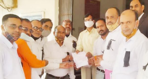 कुरूद में वकील कर रहे राजस्व न्यायालयों का बहिष्कार