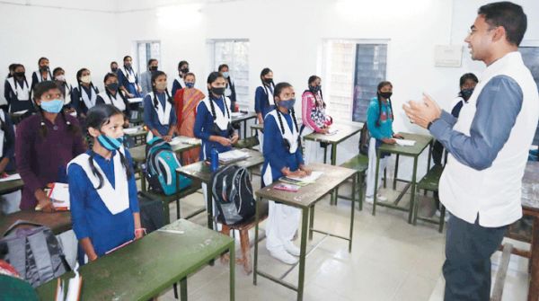 जिस पथ पर बिखरे शूल न हों, नाविक की धैर्य परीक्षा क्या..., छात्राओं को कलेक्टर ने दी आगे बढऩे की प्रेरणा