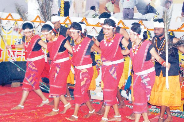 स्कूली छात्रों ने मेले में बिखेरी संस्कृति के विभिन्न रंग