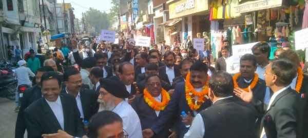 मांगों को ले वकीलों ने निकाली रैली, सौंपा ज्ञापन