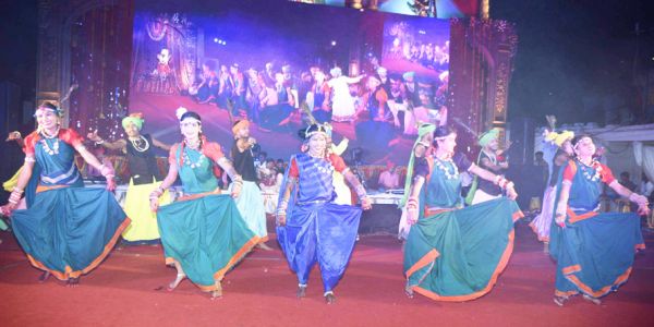 कलाकारों के पारम्पारिक वेशभूषाओं ने छत्तीसगढ़ी होने का अहसास दिलाया