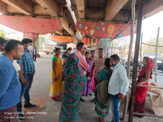 फ्लाई ओवर के नीचे मटका दुकान का व्यवस्थापन
