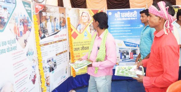 हाट बाजार में फोटो प्रदर्शनी, ग्रामीणों ने सराहा