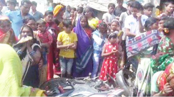हाईवा की चपेट में नानी-नाती की मौत, चक्काजाम, समझाइश पर माने