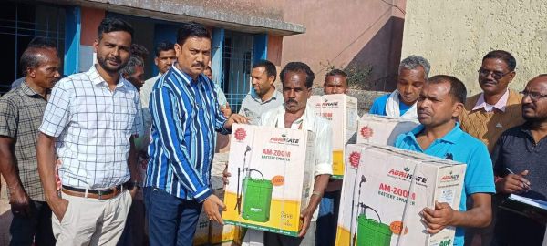 जनपद उपाध्यक्ष ने 62 किसानों को बांटे पॉवर स्प्रेयर मशीन