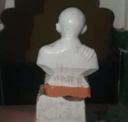  महात्मा गांधी की प्रतिमा को तोड़ा, कांग्रेसियों में रोष, चक्का जाम की चेतावनी
