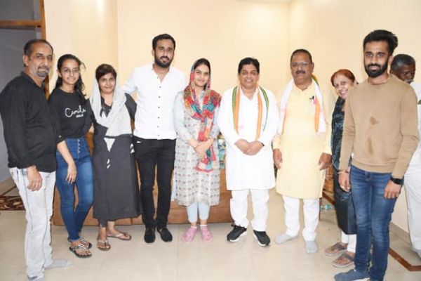 नवदंपत्ति को नगरीय प्रशासन मंत्री ने दिया आशीर्वाद