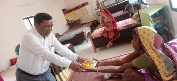 कलेक्टर पहुंचे वृद्धाश्रम, समस्याओं का निराकरण करने निर्देश