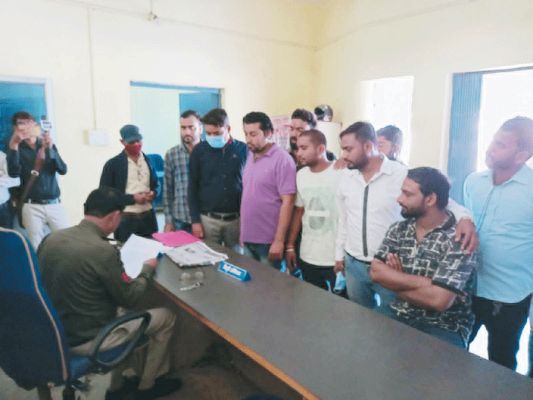 एक ही रात टूटे 5 दुकानों के ताले, चोरी कर कैमरे की ओर देखकर किया सैल्यूट