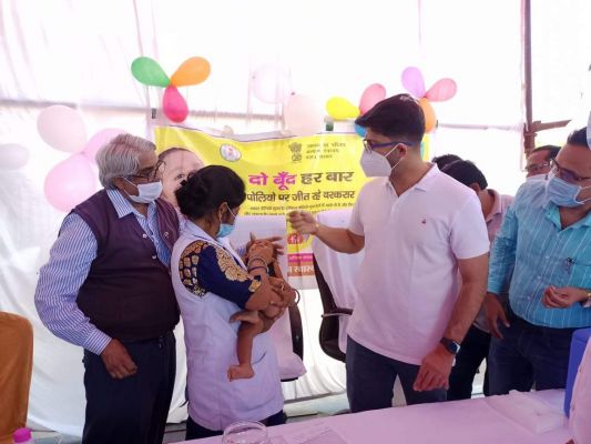 कलेक्टर ने दवा पिलाकर किया पल्स पोलियो अभियान शुरू