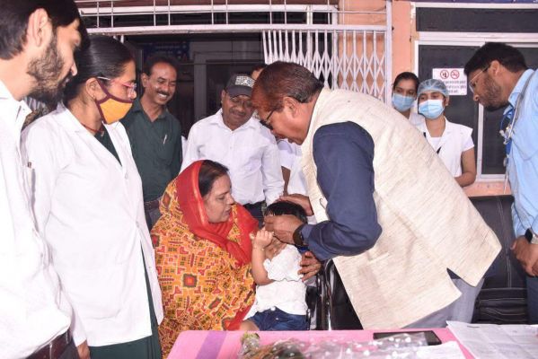 विधायक चंदन ने बच्चों को पिलाई पोलियो की दवा