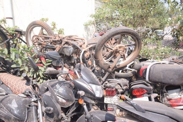  कबाड़ में पड़े लाखों के कार-दोपहिया वाहन