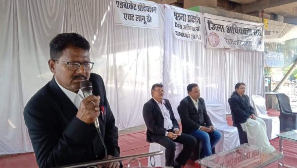 तहसीलदार की बर्खास्तगी की मांग पर अधिवक्ताओं का प्रदर्शन, सौंपा ज्ञापन