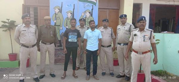 पुलिस आरक्षक पर चाकू से हमला, 2 आरोपी गिरफ्तार, 2 फरार
