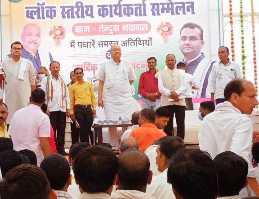 कृषि मंत्री ने किया फसल बीमा योजना पॉलिसी का वितरण