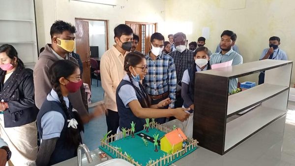 शिक्षा स्थाई समिति के अध्यक्ष ने किया विज्ञान प्रदर्शनी का अवलोकन