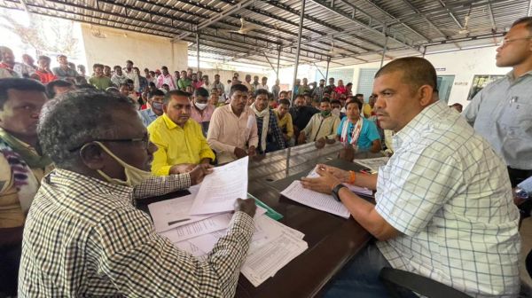 दैवेभो कर्मी मिले विधायक मंडावी से