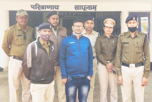 नाबालिग छात्रा को भेजता था अश्लील वीडियो-फोटो, शिक्षक बंदी