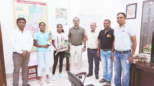 कलेक्टर से हॉकी खिलाड़ी आंचल और अनिशा ने की भेंट