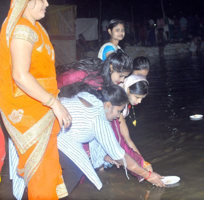 महाशिवरात्रि पर संगम में डुबकी लगाने उमड़ी भीड़