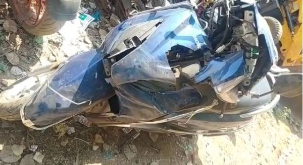 स्कूटी से गिरकर 2 मौतें, एक घायल