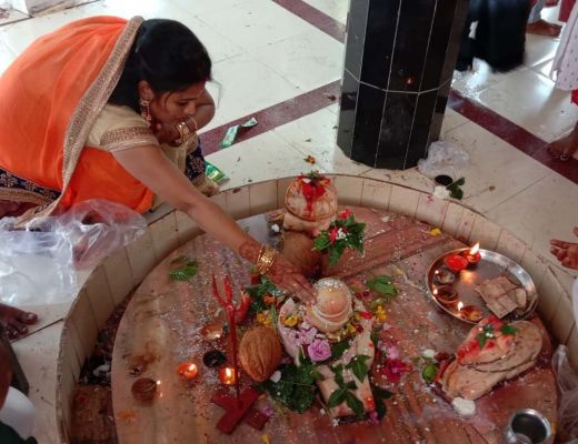 भोलेनाथ की पूजा-अर्चना कर सुख-समृद्घि की कामना