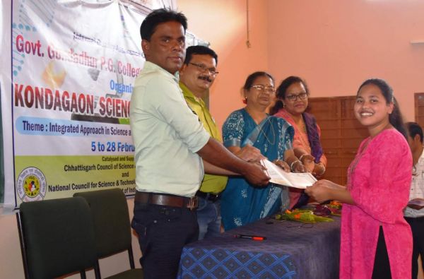 गुंडाधुर महाविद्यालय में विज्ञान दिवस को साइंस कार्निवल के रूप में मनाया
