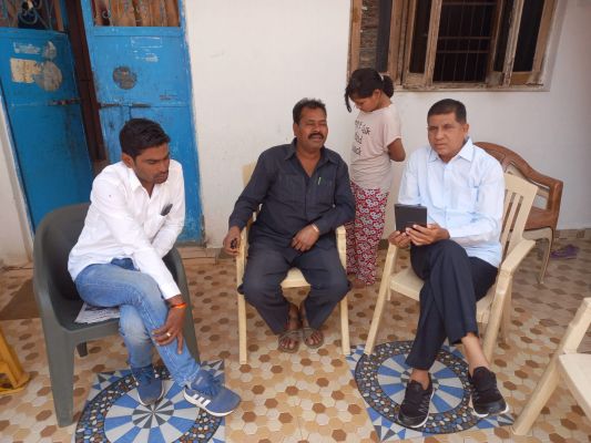 यूके्रन में फंसी छात्रा के परिजनों से मिले जंघेल