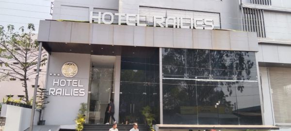 थ्री स्टॉर होटल में अवैध हुक्काबार, पुलिस छापा