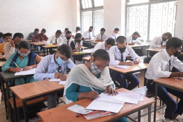  167 केंद्रों में 12वीं बोर्ड का हुआ हिन्दी पर्चा