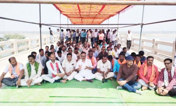 महानदी पुल पर चक्काजाम कलेक्टर के आश्वासन के बाद खुला