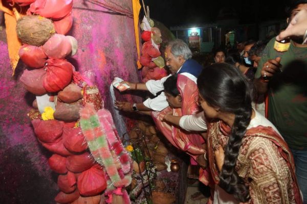 बृजमोहन ने भूतेश्वनाथ में सहपरिवार किया जलाभिषेक
