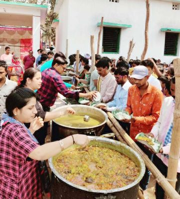 रोहरा परिवार ने किया भंडारे का आयोजन, श्रद्धालुओं ने लिया प्रसाद