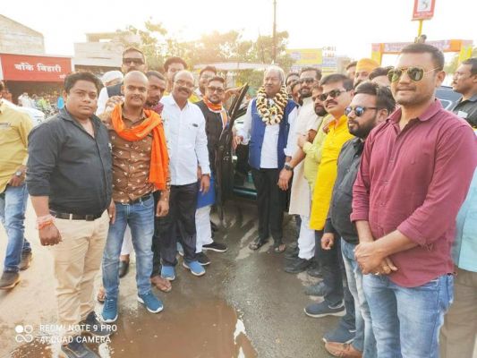 राजिम मेला में बृजमोहन ने साधु संतों के चरण छूकर मांगा आशीर्वाद