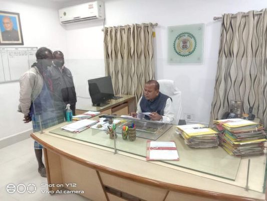 आदिवासी ग्रामीणों ने सेटलमेंट तथा कब्जे की भूमि हड़पने की शिकायत की सरगुजा कमिश्नर से