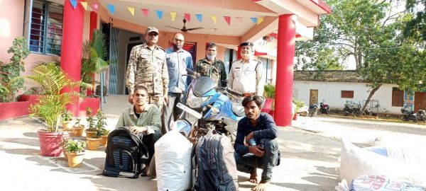 बाइक पर गांजा तस्करी, एमपी के 2 बंदी