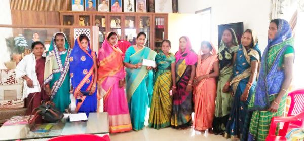 विधायक ने किया महिला समूहों को जनसम्पर्क निधि का वितरण