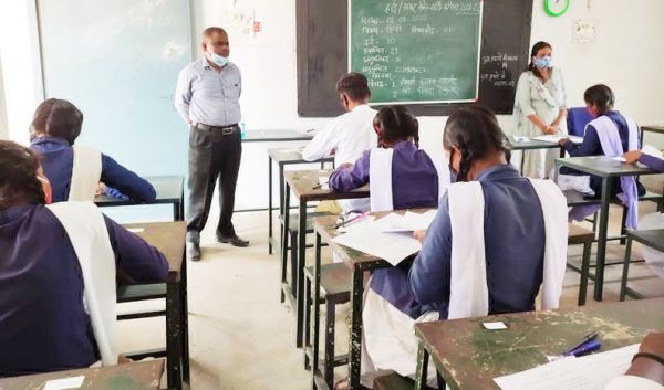 जिला शिक्षा अधिकारी ने किया परीक्षा केंद्रों का निरीक्षण