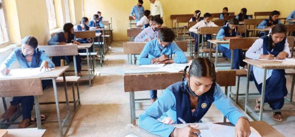 व्याख्याता को 12वीं की परीक्षा में नकल कराते पकड़ा