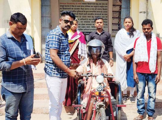 विधायक प्रतिनिधि के हाथों दी बैटरी चलित ट्राईसाइकिल