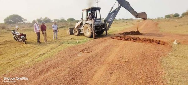 ढाबा के पास अवैध प्लाटिंग कर बना मुरूम रोड ध्वस्त