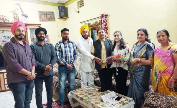 प्रदेश भाजपा प्रवक्ता नीलू ने यूक्रेन से लौटी बिटिया से की मुलाकात