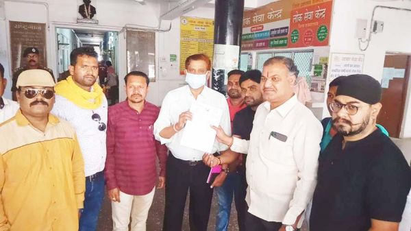 हिंदी स्कूल को बंद कर आत्मानंद अंग्रेजी स्कूल खोलने का विरोध
