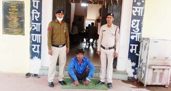 घर में घुसकर छेड़छाड़, गिरफ्तार